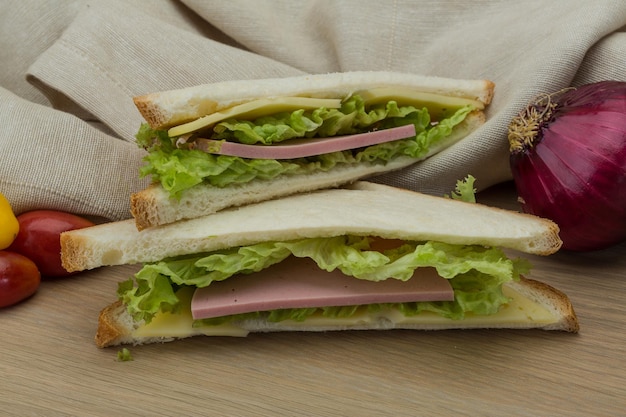 Panino con formaggio e salsicce