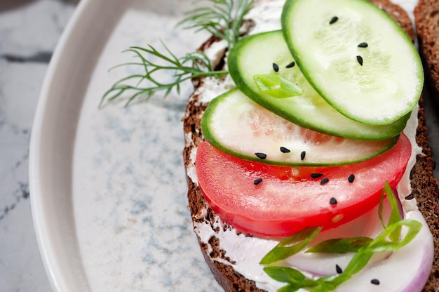 Panino con formaggio e verdure Cibo sano Pane di segale