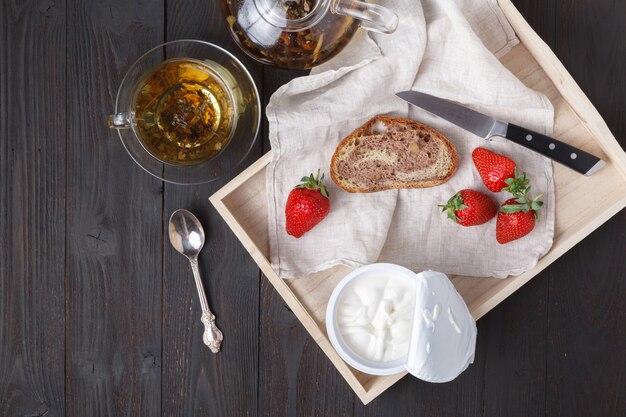 Panino con fragole su un piatto. Pasto sano per il lavoro