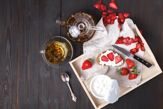 Panino con fragole su un piatto. Pasto sano per il lavoro