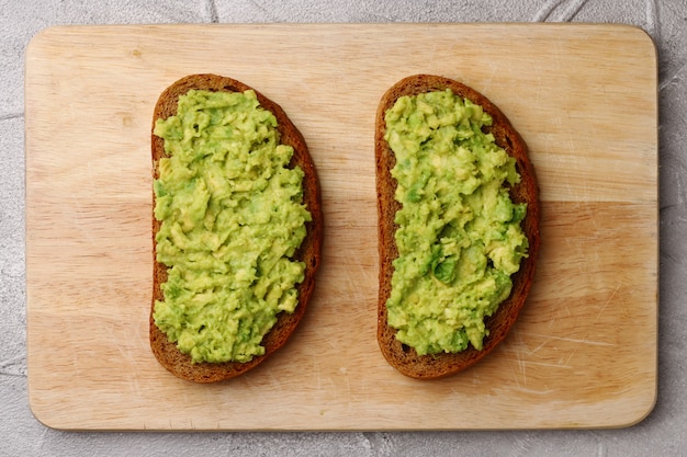 Panino con guacamole su sfondo chiaro