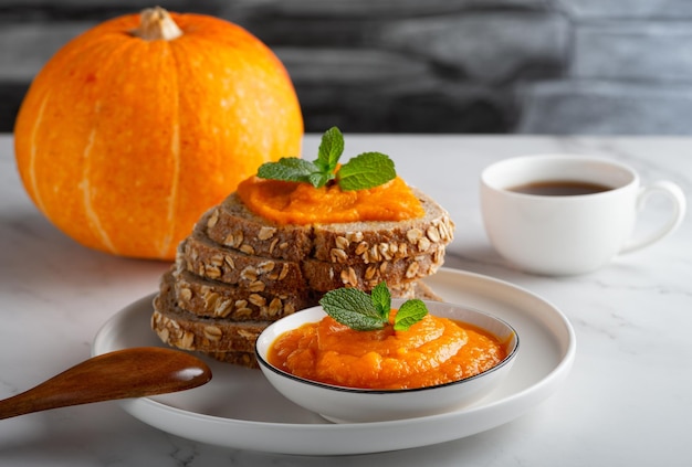 Panino con gustosa marmellata di zucca sul tavolo