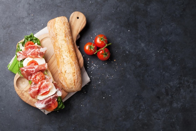 Panino con insalata prosciutto e mozzarella