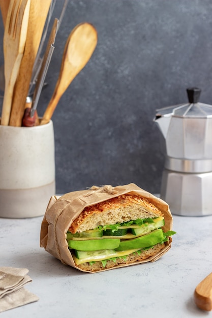 Panino con insalata verde, cetriolo di avocado e formaggio