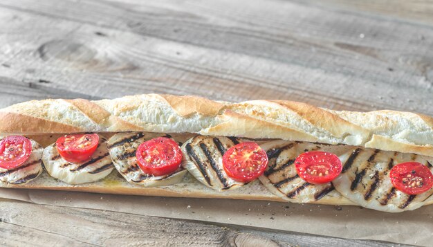 Panino con melanzane grigliate e pomodorini