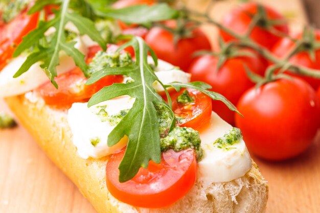 Panino con mozzarella, pomodoro, rucola e pesto