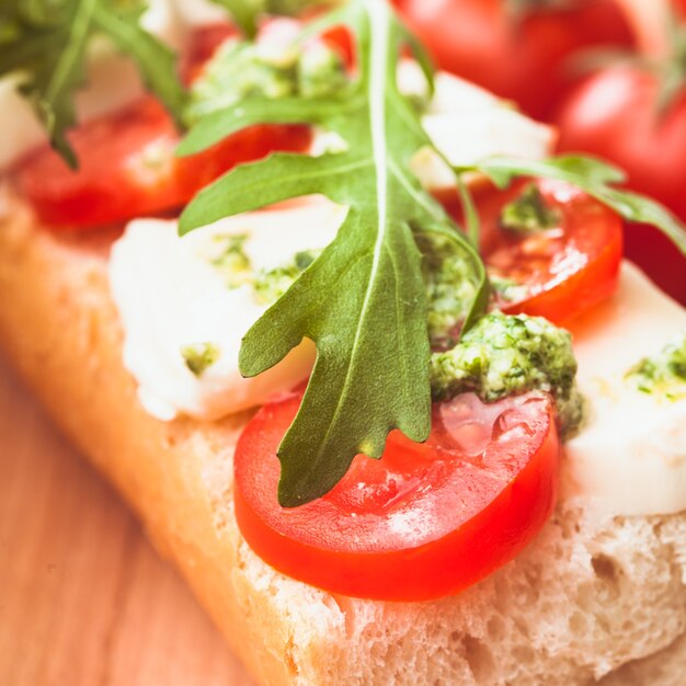 Panino con mozzarella, pomodoro, rucola e pesto