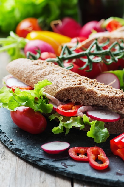 Panino con pane integrale e prosciutto