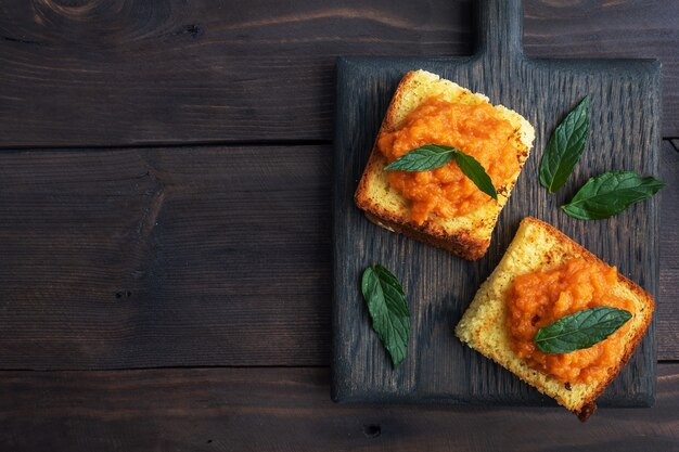 Panino con pane tostato e caviale di zucchine.