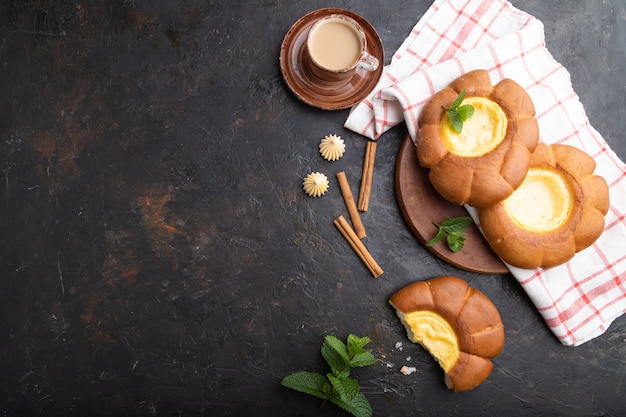 Panino con panna acida con una tazza di caffè