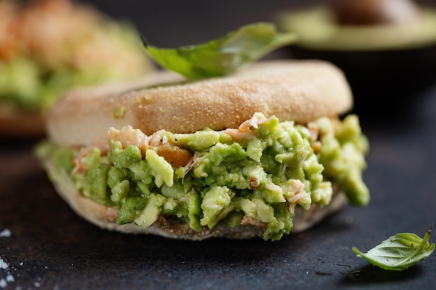 Panino con pesce e avocado