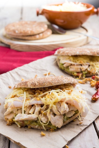 Panino con pollo e guacamole, formaggio.