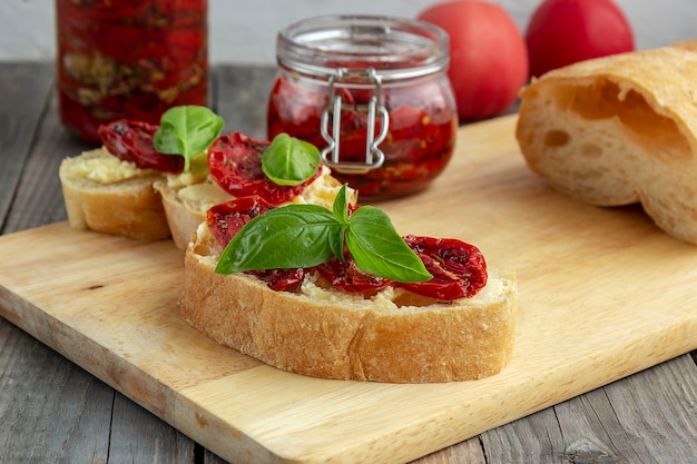 Panino con pomodori secchi, basilico, ricotta.