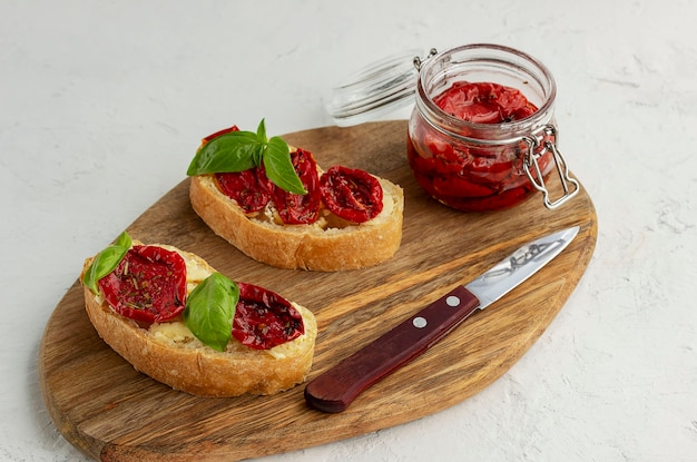 Panino con pomodori secchi, basilico, ricotta.