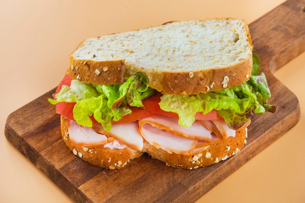 Panino con pomodoro, lattuga e tacchino affumicato