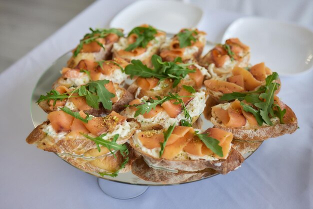 Panino con pomodoro salmone affumicato e prezzemolo Concetto per un'alimentazione sana