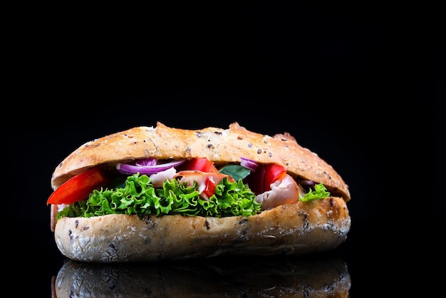 Panino con prosciutto e verdure Studio girato su sfondo nero