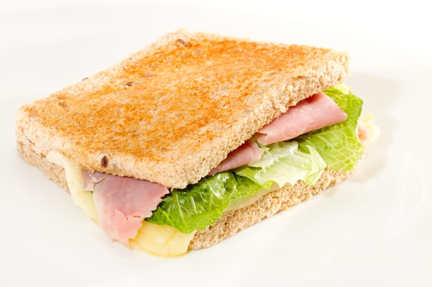 Panino con prosciutto, formaggio e lattuga