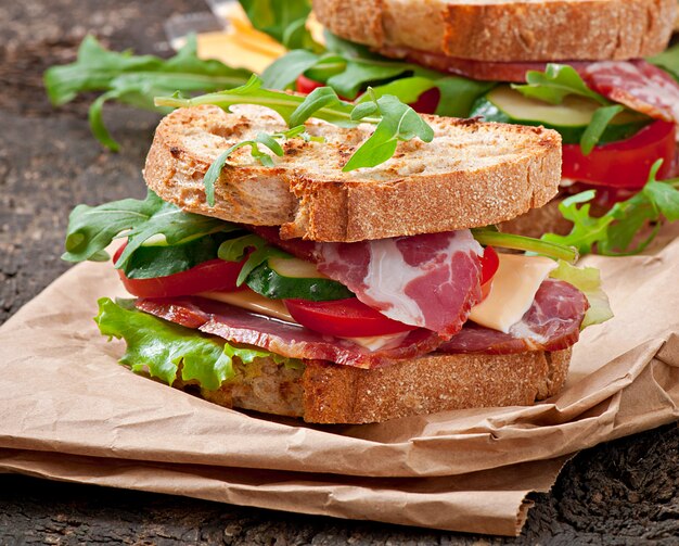 Panino con prosciutto, formaggio e verdure fresche