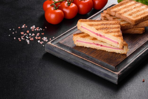 Panino con prosciutto, formaggio, pomodori, lattuga e pane tostato