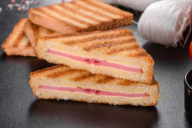 Panino con prosciutto, formaggio, pomodori, lattuga e pane tostato