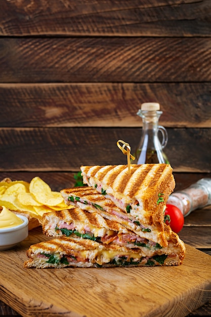 Panino con prosciutto, formaggio, pomodoro, insalata e patatine