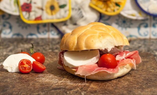 Panino con prosciutto, pomodorini e mozzarella