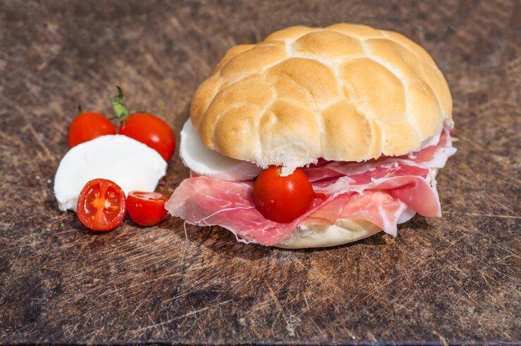 Panino con prosciutto, pomodorini e mozzarella
