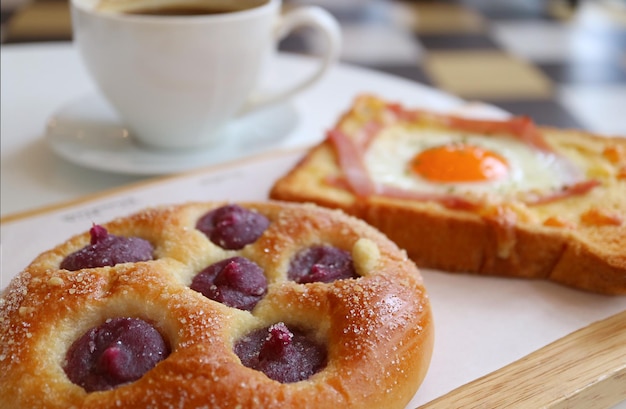 Panino con purea di patate dolci con toast francese sfocato e caffè sullo sfondo