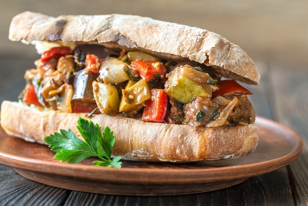 Panino con ratatouille sul piatto