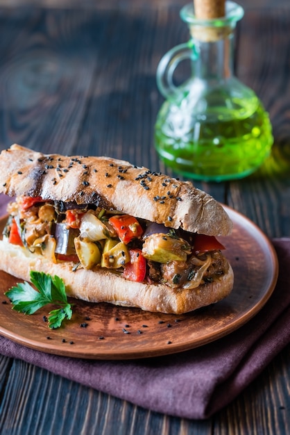 Panino con ratatouille sul piatto