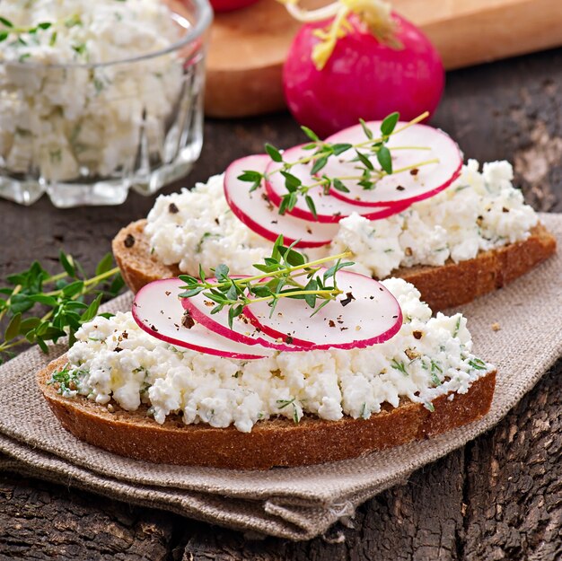 Panino con ricotta, ravanello, pepe nero e timo