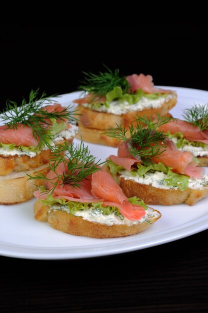 Panino con ricotta, zenzero sott'aceto e una fetta di salmone salato