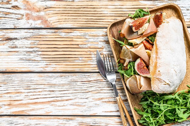 Panino con rucola, fichi, prosciutto, ciabatta e gorgonzola