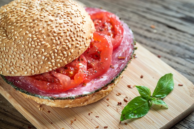 Panino con salame e pomodori