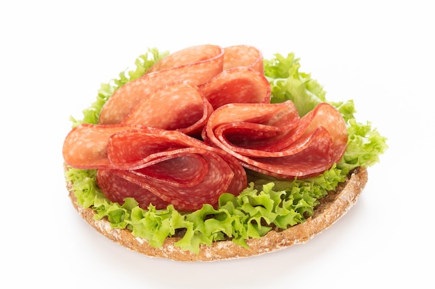 Panino con salame e salsiccia.