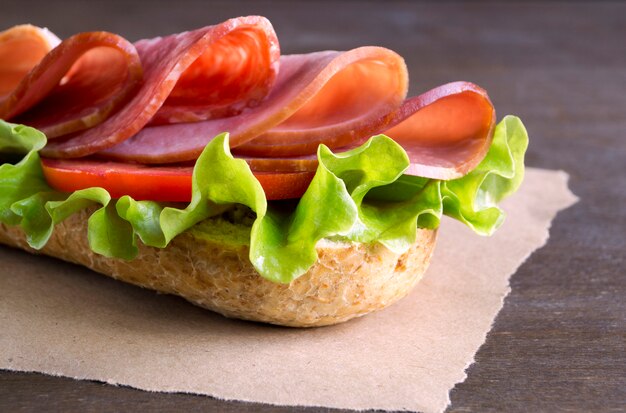 Panino con salame, prosciutto e insalata.