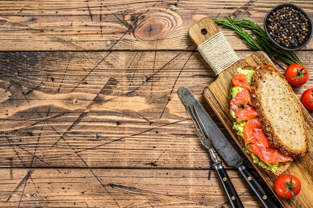 Panino con salmone affumicato, avocado e uovo.