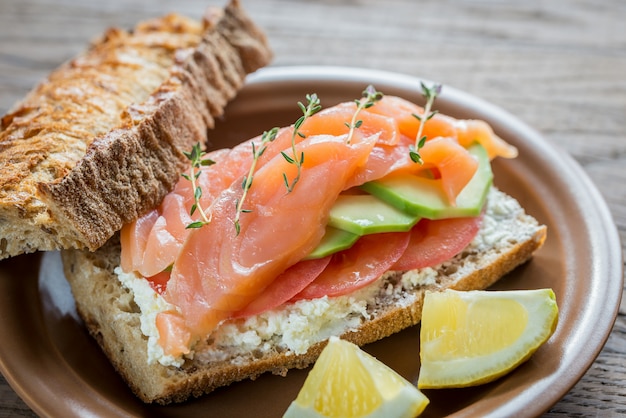 Panino con salmone, avocado e pomodori