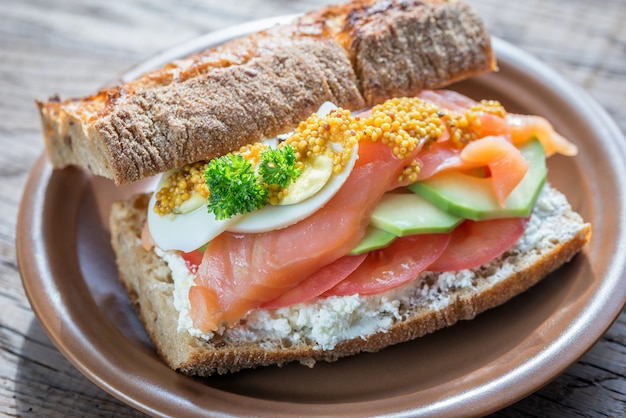 Panino con salmone, avocado e uova