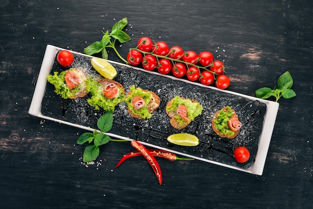 Panino con salmone e foglie di insalata su sfondo di legno Vista dall'alto Copia spazio