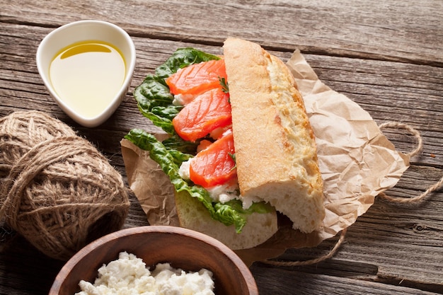 Panino con salmone e insalata romana