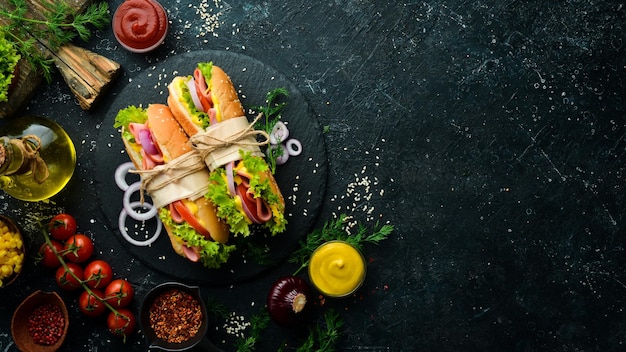 Panino con salsiccia e lattuga Cibo di strada Vista dall'alto Spazio per la copia gratuito