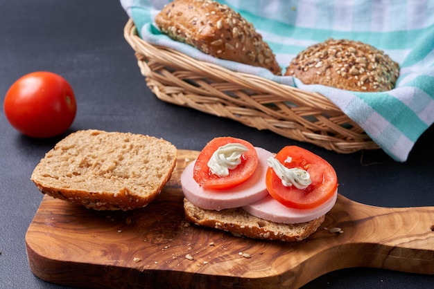 Panino con salsiccia e pomodori.