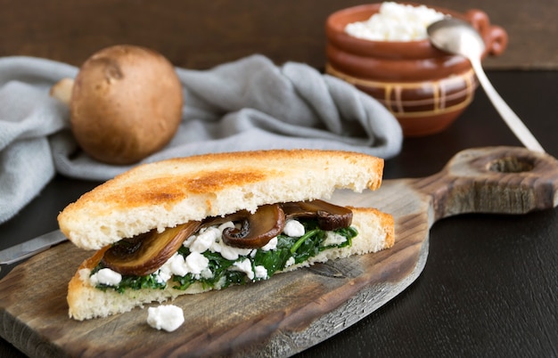 Panino con spinaci, ricotta e funghi.