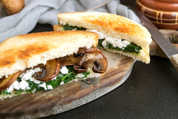 Panino con spinaci, ricotta e funghi.