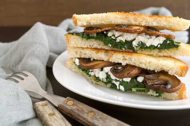 Panino con spinaci, ricotta e funghi.