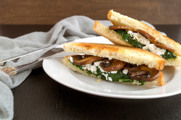 Panino con spinaci, ricotta e funghi.