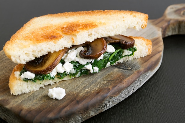 Panino con spinaci, ricotta e funghi.