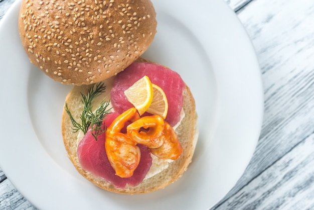 Panino con tonno, chele di granchio e mozzarella